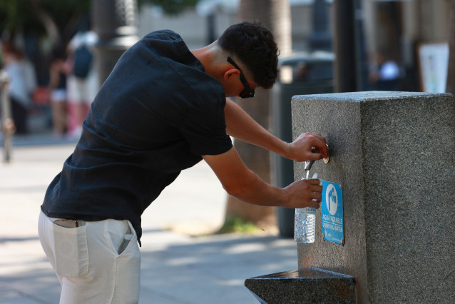 Una persona se refresca en una fuente. A 05 de julio de 2026, en Sevilla (Andalucía, España). Andalucía se sitúa como la comunidad que registra las temperaturas más altas durante la segunda ola de calor del verano, declarada el pasado viernes. En la prime