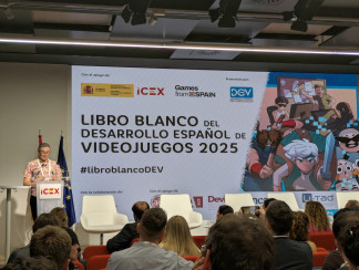 El presidente de DEV y director de The Game Kitchen Mauricio García, en la presentación del 'Libro Blanco del Desarrollo Español de Videojuegos 2025'
