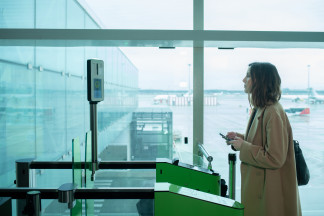 Archivo - Una pasajera se dispone a pasar un control biométrico en un aeropuerto europeo.