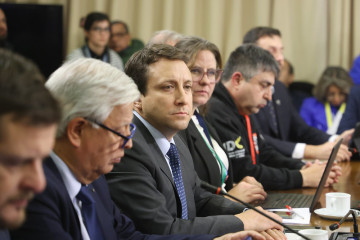 Subsecretario Rosende al centro