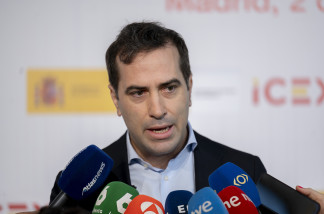 El vicepresidente primero y ministro de Economía, Comercio y Empresa, Carlos Cuerpo, atiende a los medios a su llegada a la tercera edición del Foro ICEX, en La Nave, a 2 de julio de 2026, en Madrid