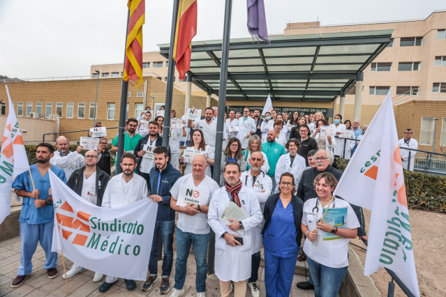 Archivo - Médicos de la Comunitat Valenciana se concentran contra contra el borrador del Estatuto Marco y por una norma específica