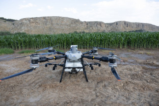 Un dron durante la presentación del Plan Estatal de Fertilizantes, en la Finca de Maíz, a 6 de julio de 2026, en San Martín de la Vega, Madrid (España)