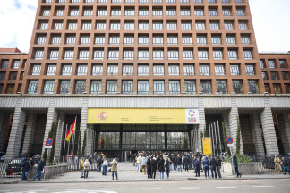 Archivo - La ministra de Sanidad atiende a los medios de comunicación con motivo de las pruebas de Formación Sanitaria Especializada, en el exterior del Ministerio de Sanidad, a 24 de enero de 2026,