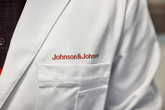 Archivo - Logo de Johnson & Johnson en una bata de laboratorio