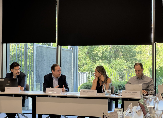 El presidente de AI-Network, Tomás Martínez, y la directora general de Inteligencia Artificial, Aleida Alcaide, en la III Mesa Público-Privada sobre el Estado de la IA en España
