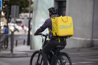 Archivo - Un repartidor de Glovo en bicicleta por una calle de Madrid, 29 de agosto de 2025, en Madrid (España). Delivery Hero, la plataforma alemana propietaria de Glovo, facturó 7.185,8 millones d