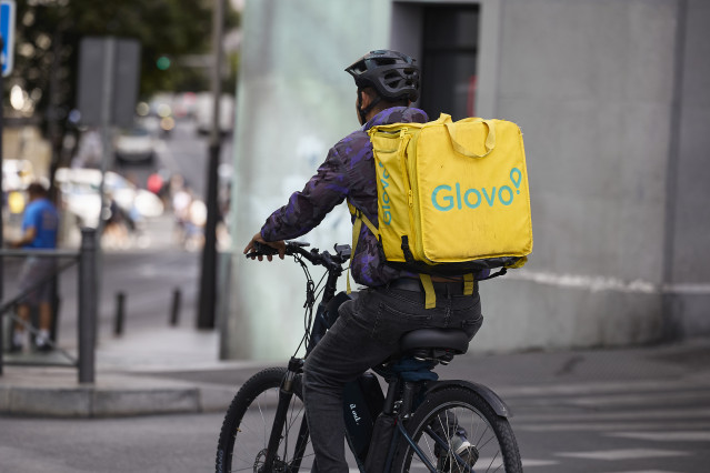 Archivo - Un repartidor de Glovo en bicicleta por una calle de Madrid, 29 de agosto de 2025, en Madrid (España). Delivery Hero, la plataforma alemana propietaria de Glovo, facturó 7.185,8 millones de euros en el primer semestre de 2025, lo que supone un 1