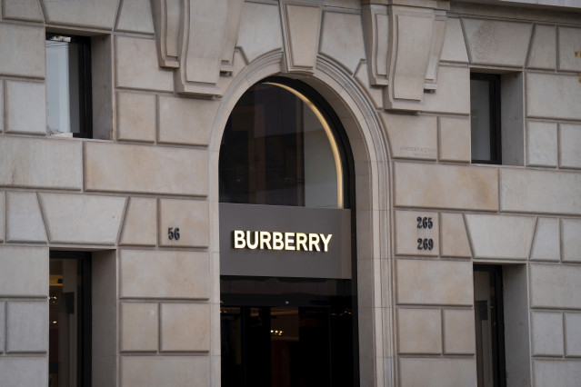 Archivo - Fachada del edificio donde se encuentra la tienda Burberry en el Paseo de Gracia en Barcelona, a 15 de enero de 2024, en Barcelona, Catalunya (España).