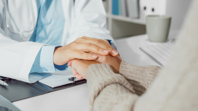 Archivo - Imagen de recurso de un médico y un paciente.