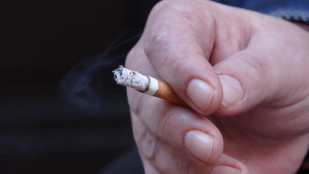 Archivo - Hombre con un cigarro de tabaco.