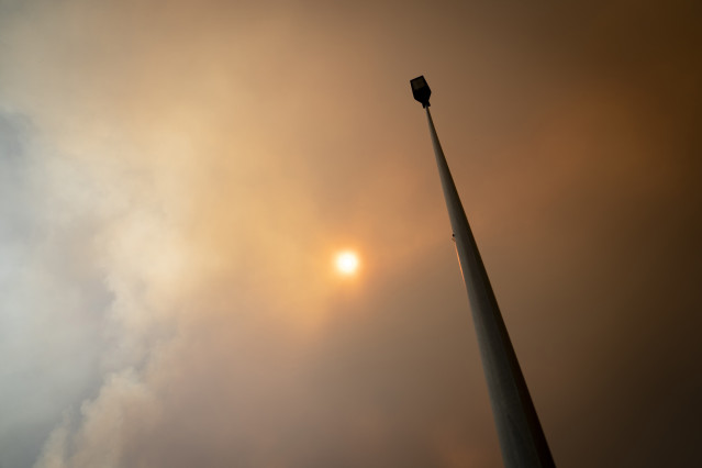 Humo de incendio forestal, a 2 de julio de 2026, en Chapinería, Madrid (España). Los incendios que afectan a la Comunidad de Madrid siguen avanzando sin control y se han unido en un solo foco, mientras que en Ávila el incendio de Burgohondo avanza también