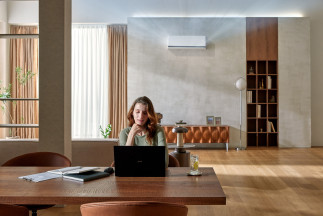 Recurso mujeres trabajando en un salón con climatización