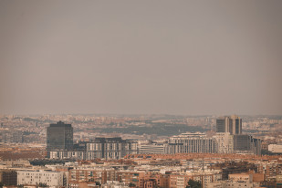 Cielo cubierto de humo provocado por el incendio de la sierra oeste, desde el Cerro del Tío Pío, a 25 de julio de 2026, en Madrid (España). En total son 63.000 las personas afectadas directamente p