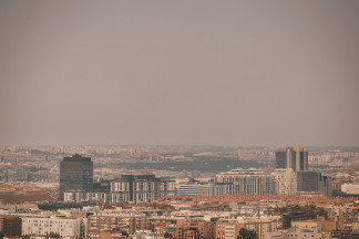 Cielo cubierto de humo provocado por el incendio de la sierra oeste, desde el Cerro del Tío Pío, a 25 de julio de 2026, en Madrid (España). En total son 63.000 las personas afectadas directamente p