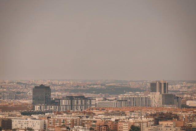 Cielo cubierto de humo provocado por el incendio de la sierra oeste, desde el Cerro del Tío Pío, a 25 de julio de 2026, en Madrid (España). En total son 63.000 las personas afectadas directamente por la virulencia del incendio en la región madrileña, pero