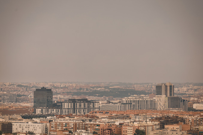 Cielo cubierto de humo provocado por el incendio de la sierra oeste, desde el Cerro del Tío Pío, a 25 de julio de 2026, en Madrid (España). En total son 63.000 las personas afectadas directamente p