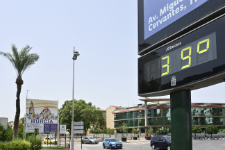 Termómetro callejero marca 39 grados, a 22 de julio de 2026, en Murcia, Región de Murcia (España).  La Agencia Estatal de Meteorología (Aemet) ha establecido aviso naranja en toda la Región de Mu