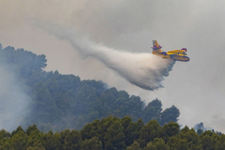 Un hidroavión trabaja en las tareas de extinción del incendio de la Vall d’Uixó, a 28 de julio de 2026, en Castellón, Comunidad Valenciana (España). El incendio declarado en al Vall d'Uixó (Ca