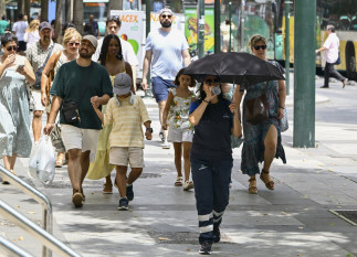 Varias personas caminan por la calle, a 22 de julio de 2026, en Murcia, Región de Murcia (España).  La Agencia Estatal de Meteorología (Aemet) ha establecido aviso naranja en toda la Región de Mur