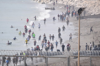 Imagen de migrantes cruzando la frontera de Ceuta.