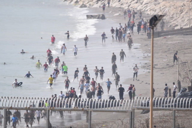 Imagen de migrantes cruzando la frontera de Ceuta.