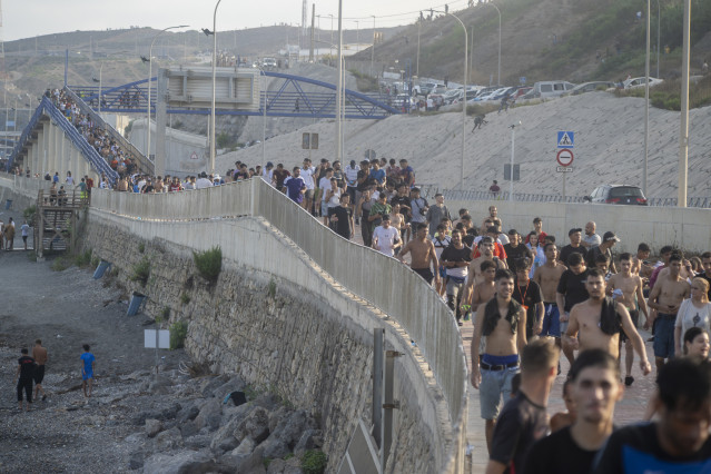 Decenas de migrantes celebran haber traspasado la frontera entre Ceuta y Marruecos, a 31 de julio de 2026, en Madrid (España).