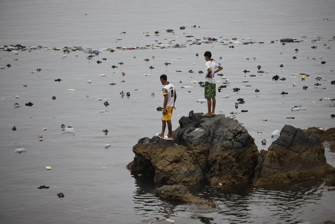 Varios migrantes intentan cruzar a nado la frontera, a 31 de julio de 2026, en Ceuta (España).  La ciudad autónoma de Ceuta ha amanecido con numerosas personas que seguían entrando desde Marruecos 