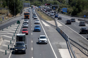 Decenas de vehículos durante la segunda operación salida del verano 2026, en la carretera A-3, a 31 de julio de 2026, en Madrid (España). La Dirección General de Tráfico (DGT) pone en marcha este