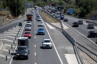 Decenas de vehículos durante la segunda operación salida del verano 2026, en la carretera A-3, a 31 de julio de 2026, en Madrid (España). La Dirección General de Tráfico (DGT) pone en marcha este