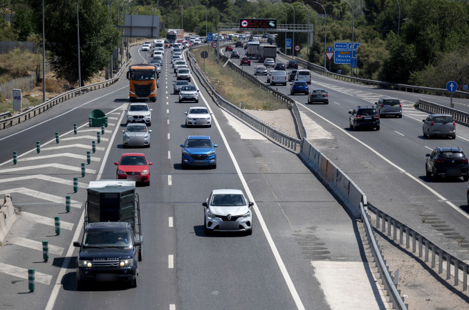 Decenas de vehículos durante la segunda operación salida del verano 2026, en la carretera A-3, a 31 de julio de 2026, en Madrid (España). La Dirección General de Tráfico (DGT) pone en marcha este
