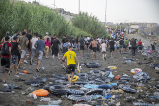 Varias personas llegan a España desde Marruecos, a 30 de julio de 2026, en Ceuta (España). Centenares de personas de origen magrebí han cruzado a lo largo del día de hoy de Ceuta desde Marruecos, 