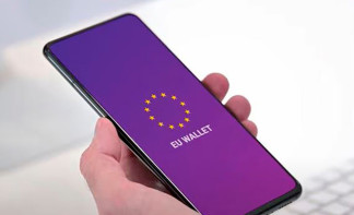 Imagen de un móvil con EU Wallet.