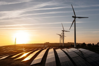 Archivo - Instalaciones solares y eólicas de EDP Renewables.