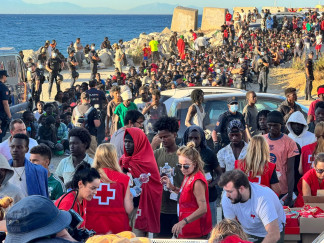 Cruz Roja y la organización Sur Sur reparten alimentos básicos, a 3 de agosto de 2026, en Ceuta (España). La ONG ceutí Luna Blanca ha repartido en los últimos días más de 12.000 comidas entre l