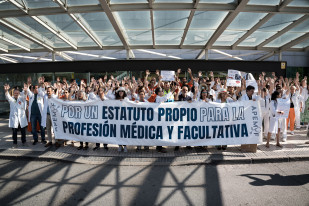 Archivo - Médicos y facultativos durante una concentración frente al Hospital Puerta de Hierro, a 17 de junio de 2026, en Majadahonda, Madrid (España). La concentración se enmarca en la huelga mé