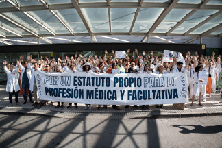Archivo - Médicos y facultativos durante una concentración frente al Hospital Puerta de Hierro, a 17 de junio de 2026, en Majadahonda, Madrid (España). La concentración se enmarca en la huelga mé
