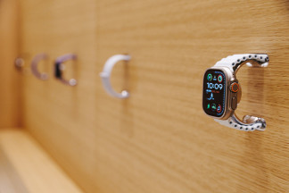 Archivo - Apple watch espuestos en la pared de la nueva tienda de Apple en La Vaguada, a 27 de noviembre de 2024, en Madrid (España).