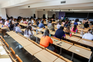 Archivo - Un grupo de personas en las pruebas de Formación Sanitaria Especializada convocada por el Ministerio de Sanidad en la Facultad de Informática de la Universidad Complutense de Madrid, a 21 