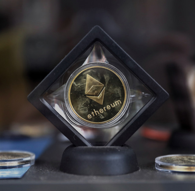 Archivo - Una criptomoneda de ethereum, a 14 de septiembre de 2022, en Madrid (España). Ethereum ha adelantado su fusión, y con ella cambiará su protocolo a ‘proof of stake’, una actualización llamada ‘Ethereum Merge'. Esta actualización permite que la cr