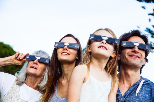 Imagen de recurso de personas utilizando gafas especiales.