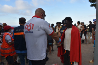 Cientos de personas migrantes reciben atención sanitaria de profesionales del INGESA y voluntarios de Cruz Roja, en la playa del Trampolín, a 7 de agosto de 2026, en Ceuta (España). Profesionales d