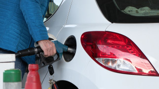 Archivo - Un hombre llenando el depósito de su coche en una gasolinera