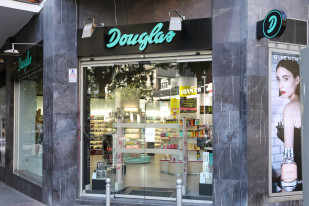 Archivo - Escaparate de la tienda Douglas