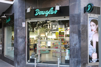 Archivo - Escaparate de la tienda Douglas