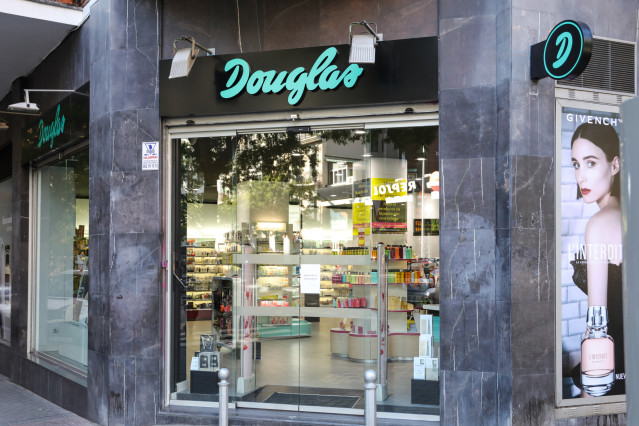 Archivo - Escaparate de la tienda Douglas
