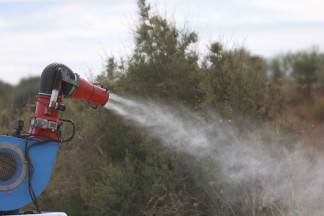 Archivo - Un pick up nebulizador interviene en la campaña para el tratamiento contra los mosquitos que propagan el Virus del Nilo Occidental (VNO). A 13 de agosto de 2024, en Coria del Río, Sevilla 