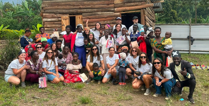 Erika Sáenz de Santa María y Johana Mendiburu, profesionales de la Clínica Universidad de Navarra, durante el desarrollo del proyecto de cooperación Crane Angels en Uganda.