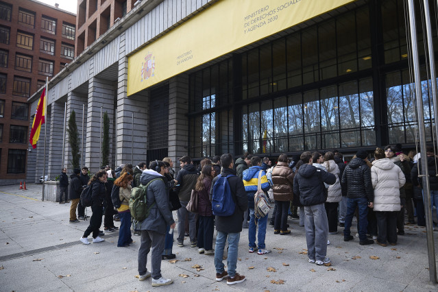 Archivo - La ministra de Sanidad atiende a los medios de comunicación con motivo de las pruebas de Formación Sanitaria Especializada, en el exterior del Ministerio de Sanidad, a 24 de enero de 2026, en Madrid (España). Según datos del Ministerio de Sanida
