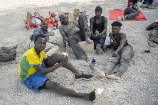 Varios migrantes, a 1 de agosto de 2026, en Ceuta (España). Tras la crisis migratoria desatada el pasado jueves 30 de julio, el flujo de personas cruzando a nado desde Marruecos a Ceuta ha finalmente